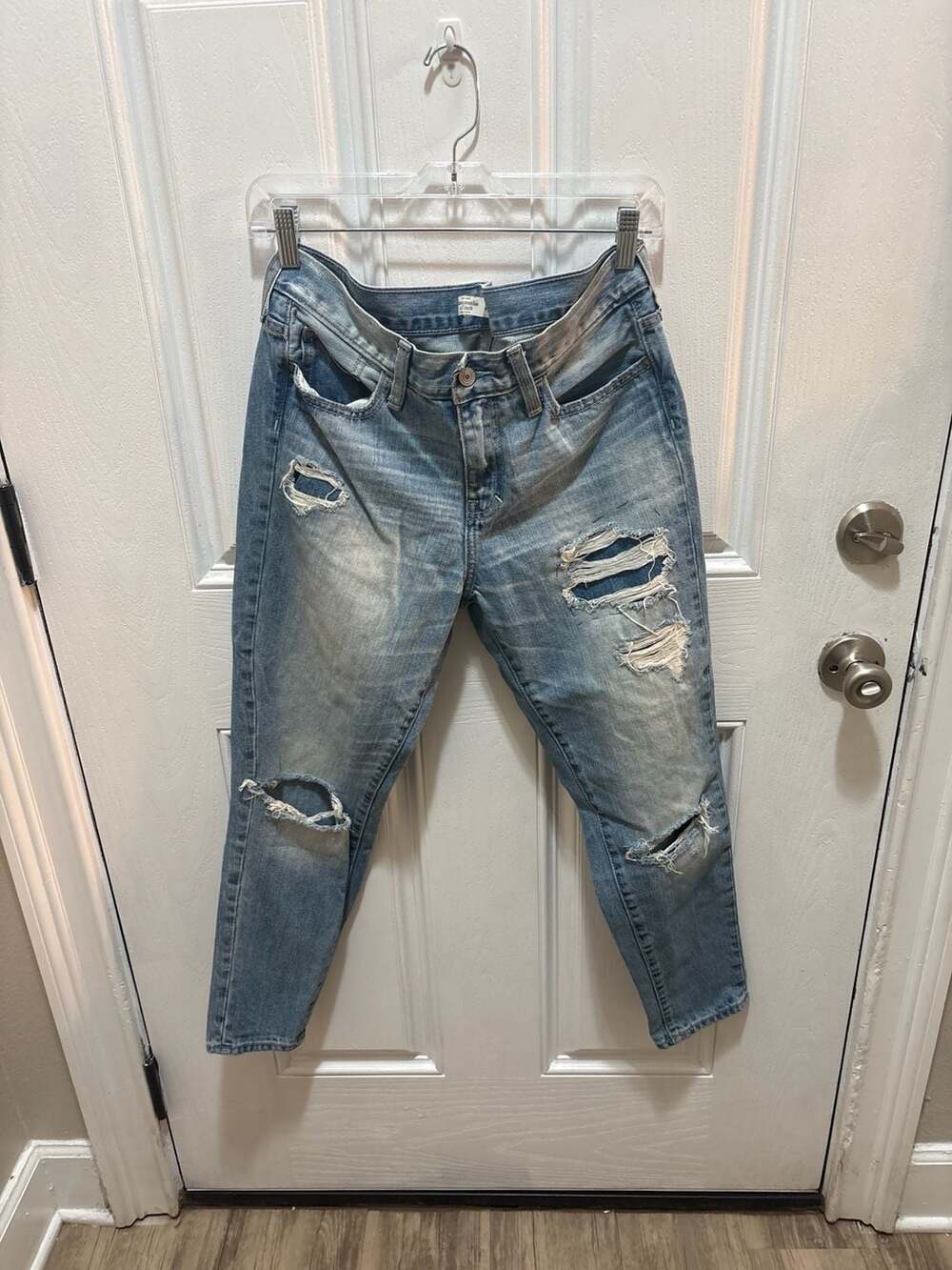 Abercrombie & Fitch Distressed High Rise Mom Jeans Size 4 / 27W
